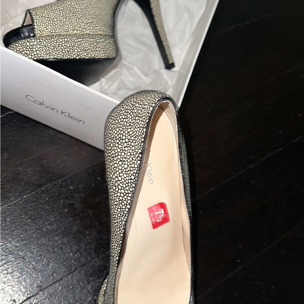 CalvinKlein - Picture 2 of 3